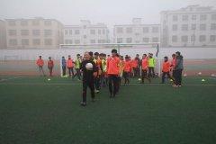 皇冠现金官方网站APP足球队与息县青少年足球队交流对抗赛
